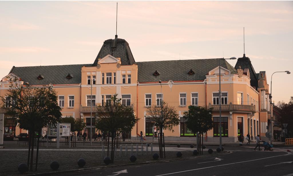 Hotel Lev Levice Eksteriør bilde