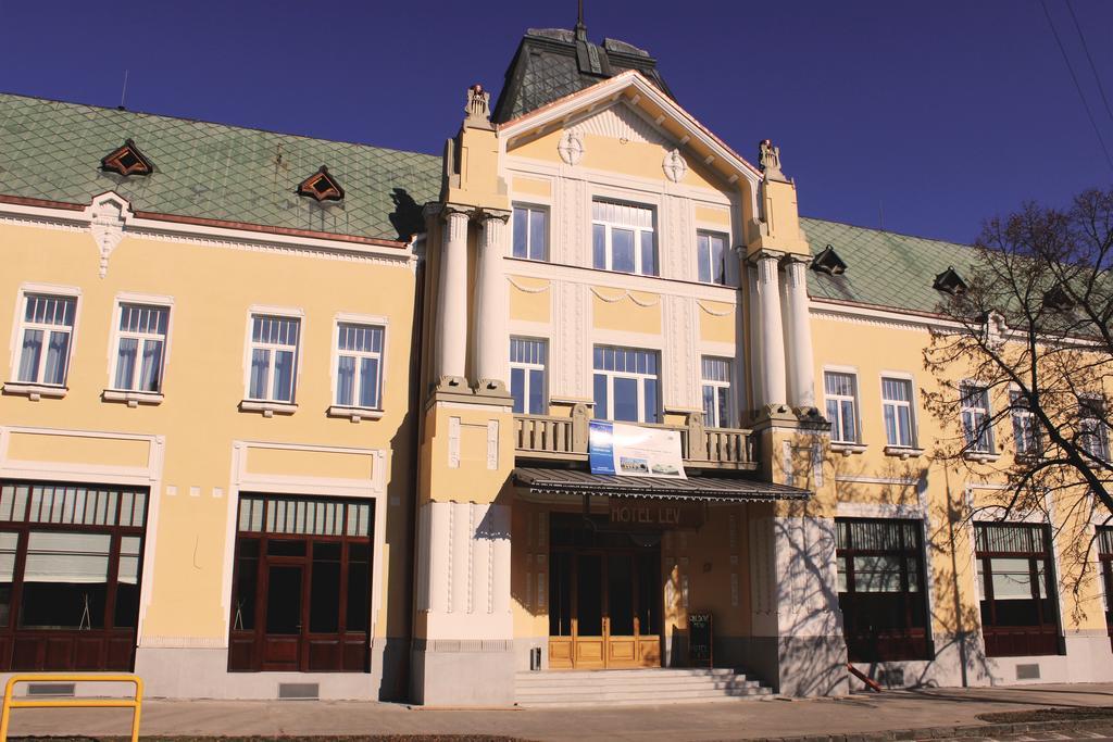 Hotel Lev Levice Eksteriør bilde